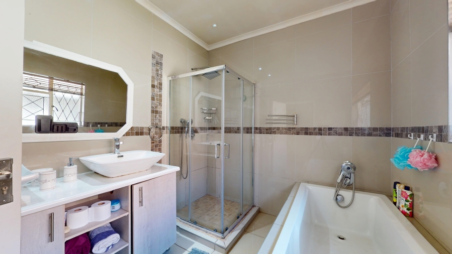 5 Bedroom Property for Sale in Denlee Gauteng