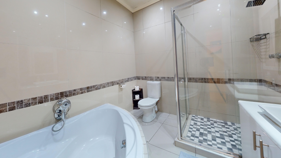 5 Bedroom Property for Sale in Denlee Gauteng