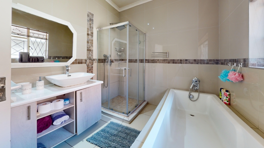 5 Bedroom Property for Sale in Denlee Gauteng