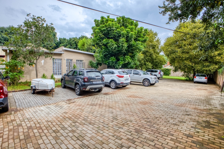 5 Bedroom Property for Sale in Linden Gauteng
