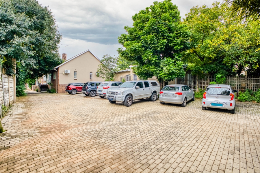 5 Bedroom Property for Sale in Linden Gauteng