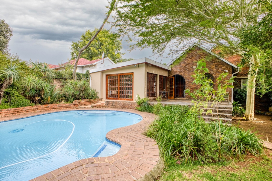 5 Bedroom Property for Sale in Linden Gauteng