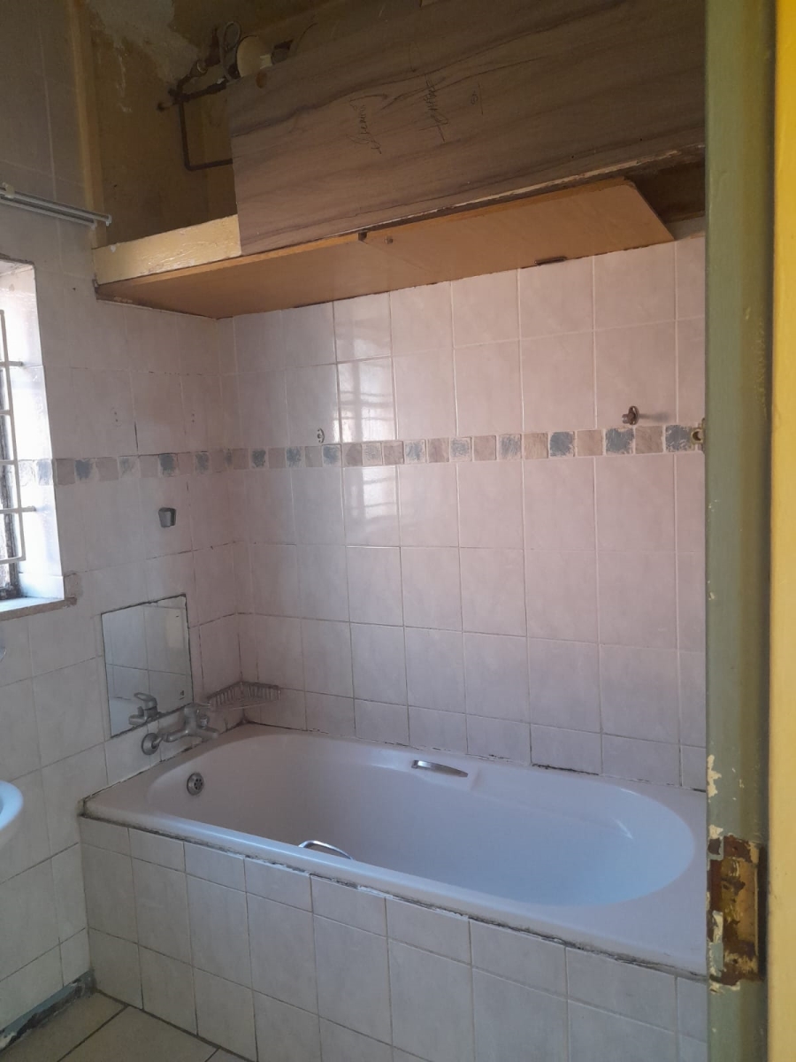 2 Bedroom Property for Sale in Towerby Gauteng