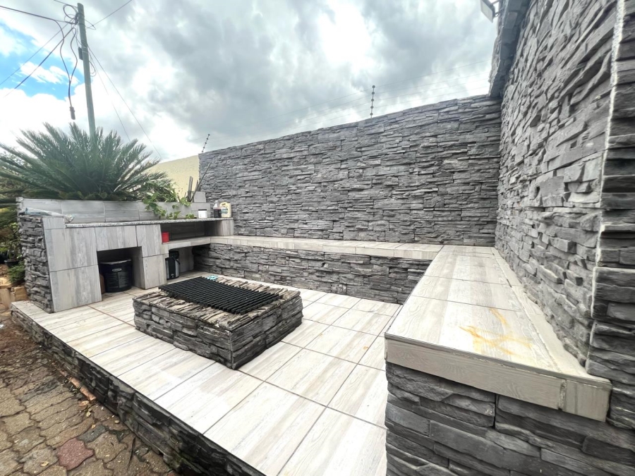 5 Bedroom Property for Sale in Marlboro Gardens Gauteng