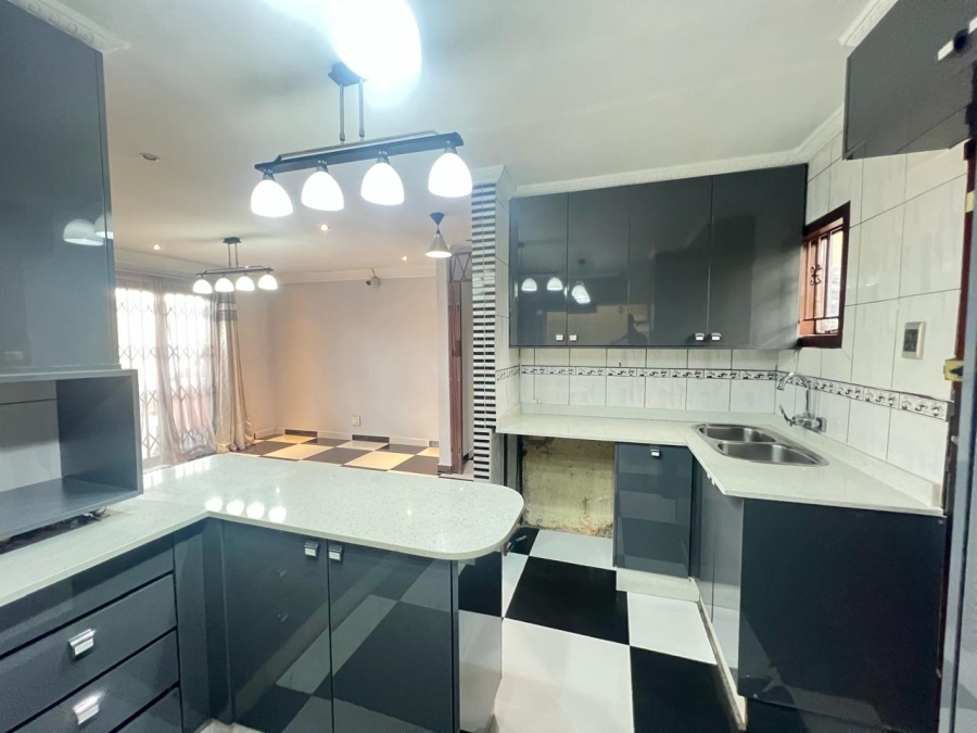 5 Bedroom Property for Sale in Marlboro Gardens Gauteng
