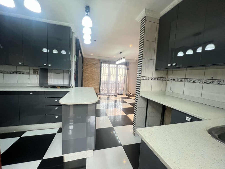 5 Bedroom Property for Sale in Marlboro Gardens Gauteng