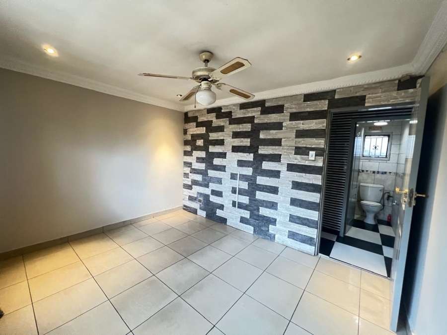 5 Bedroom Property for Sale in Marlboro Gardens Gauteng