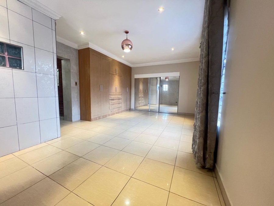 5 Bedroom Property for Sale in Marlboro Gardens Gauteng