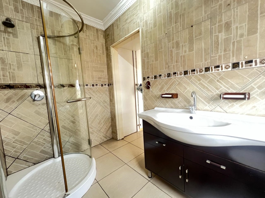 5 Bedroom Property for Sale in Marlboro Gardens Gauteng
