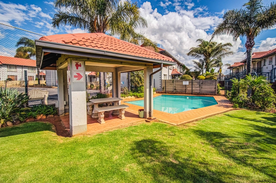 2 Bedroom Property for Sale in Glen Marais Gauteng
