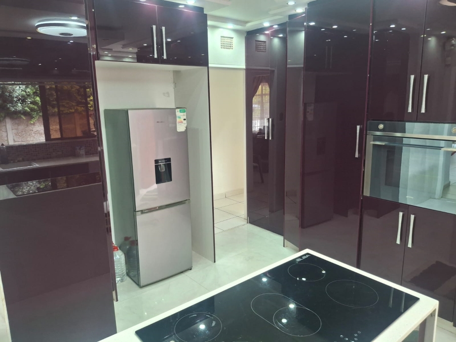6 Bedroom Property for Sale in Farrarmere Gauteng