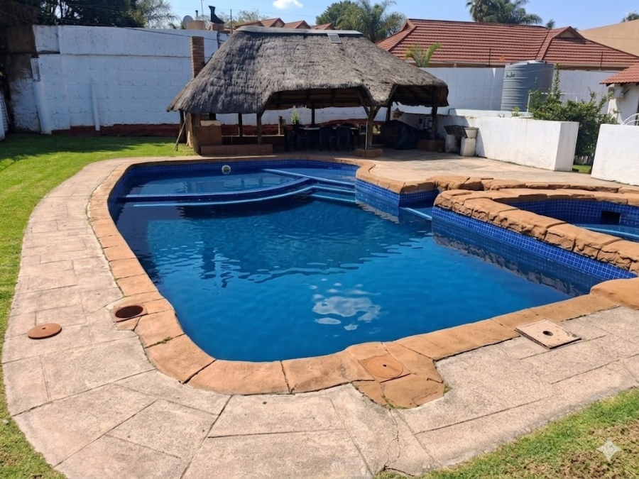 6 Bedroom Property for Sale in Farrarmere Gauteng