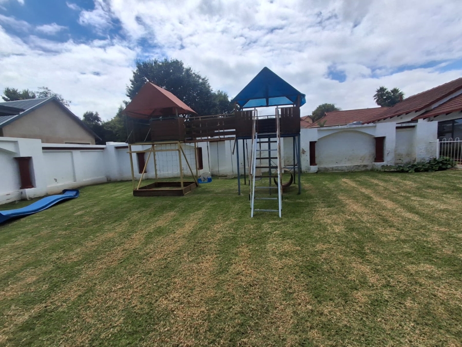 6 Bedroom Property for Sale in Farrarmere Gauteng
