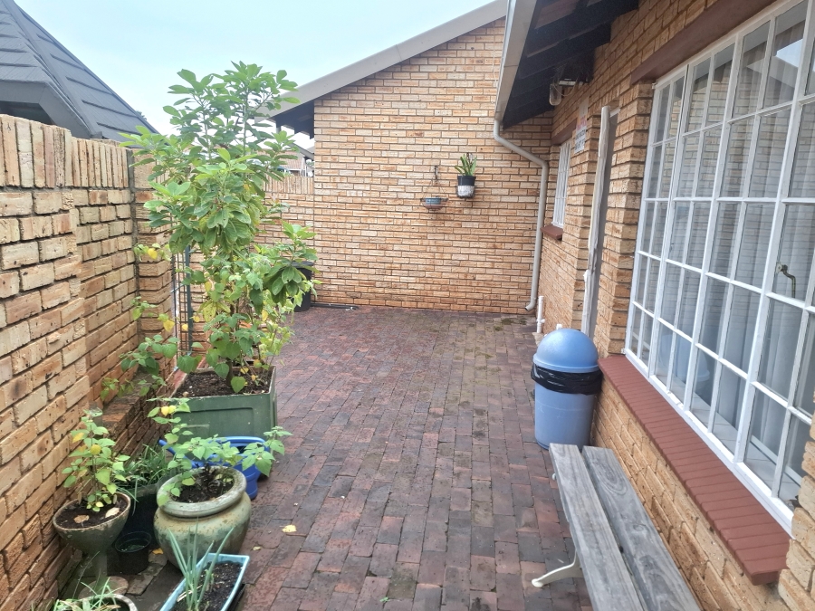 3 Bedroom Property for Sale in Noordheuwel Gauteng