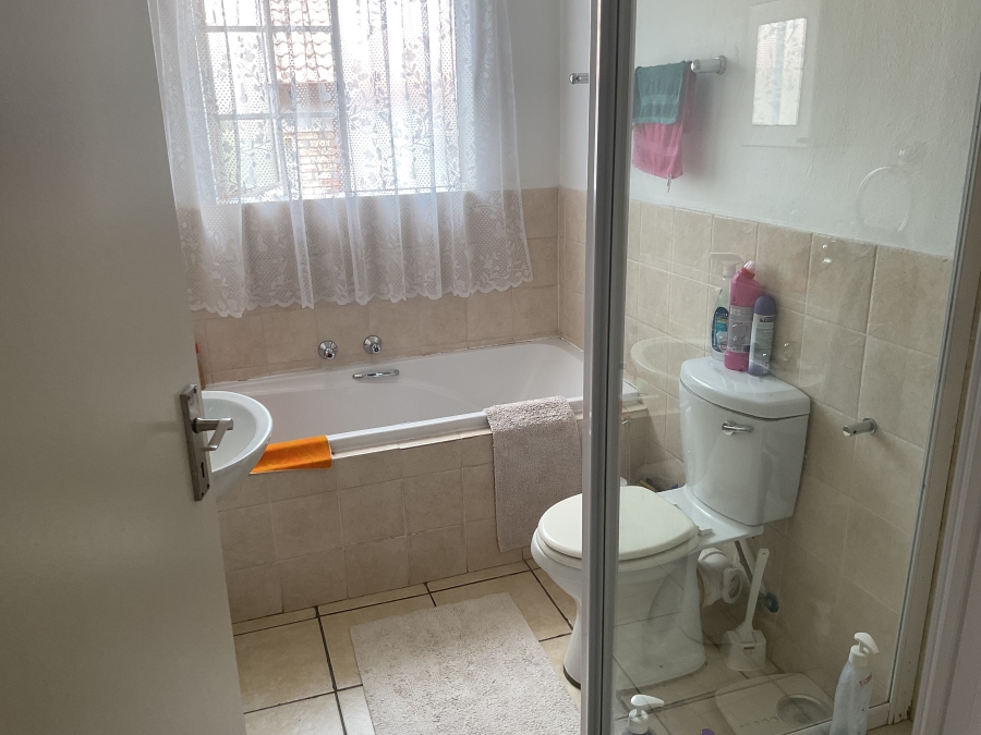 3 Bedroom Property for Sale in Kosmosdal Gauteng