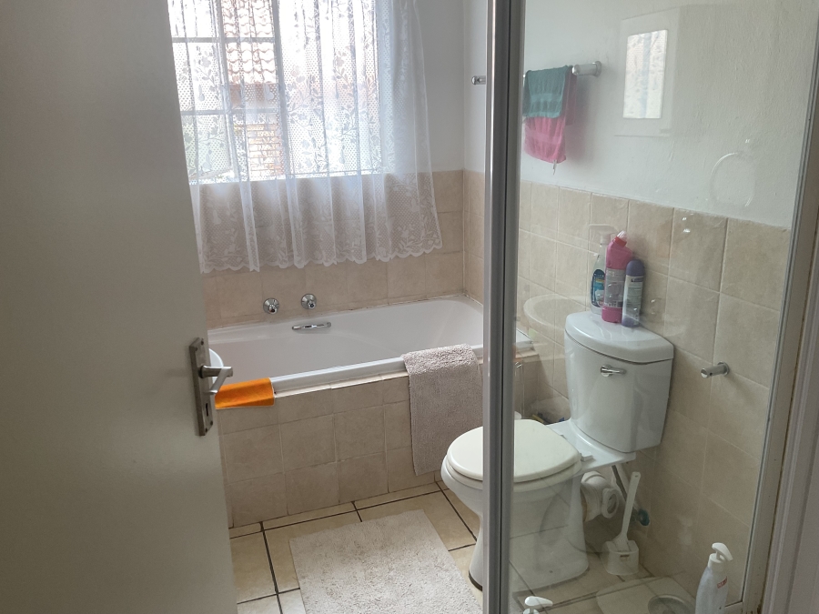 3 Bedroom Property for Sale in Kosmosdal Gauteng