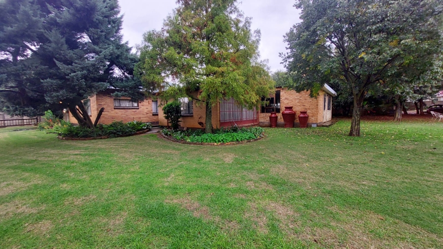 4 Bedroom Property for Sale in Loumarina A H Gauteng