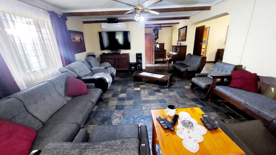 4 Bedroom Property for Sale in Loumarina A H Gauteng