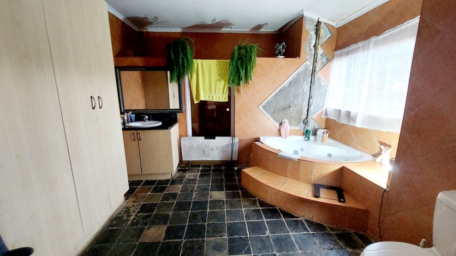4 Bedroom Property for Sale in Loumarina A H Gauteng