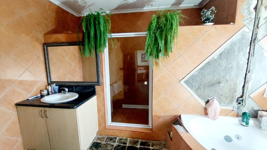 4 Bedroom Property for Sale in Loumarina A H Gauteng