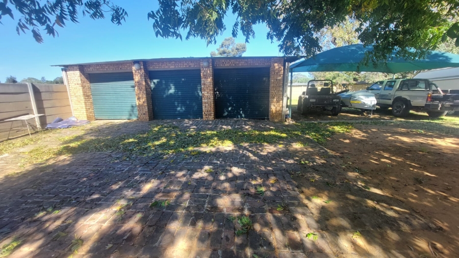 4 Bedroom Property for Sale in Loumarina A H Gauteng