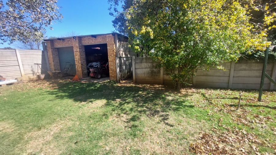 4 Bedroom Property for Sale in Loumarina A H Gauteng