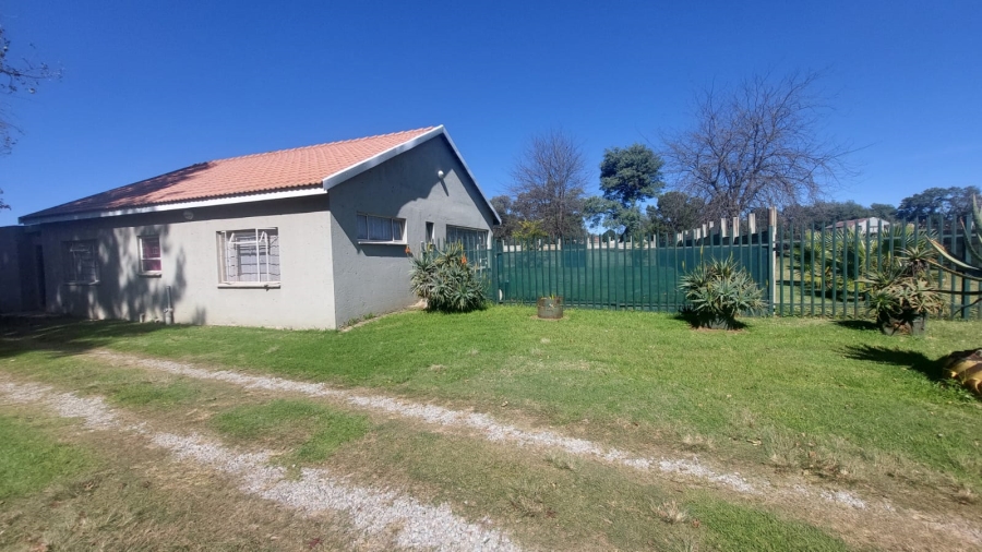 4 Bedroom Property for Sale in Loumarina A H Gauteng
