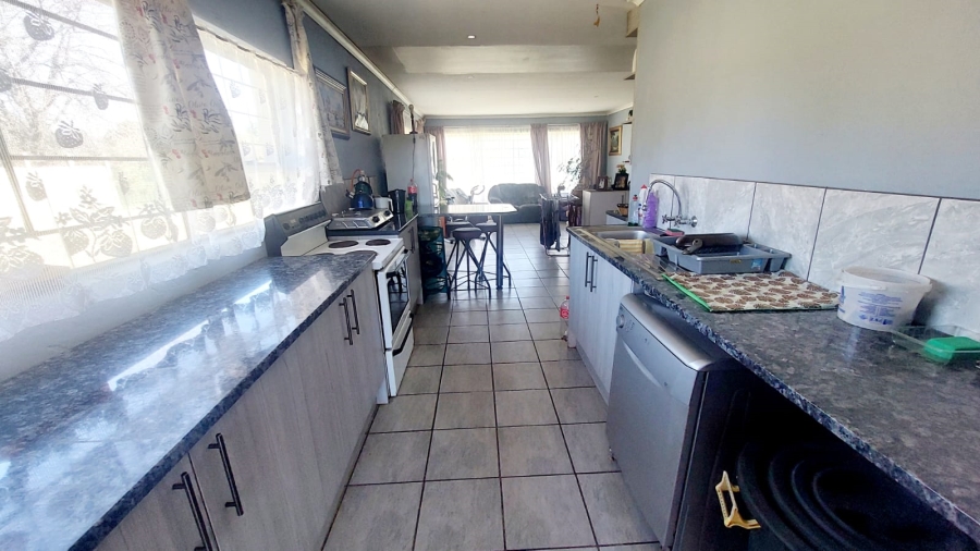4 Bedroom Property for Sale in Loumarina A H Gauteng