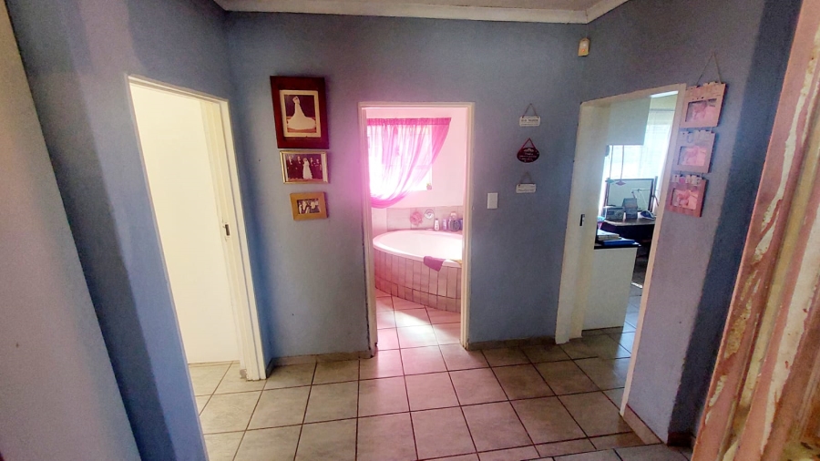 4 Bedroom Property for Sale in Loumarina A H Gauteng