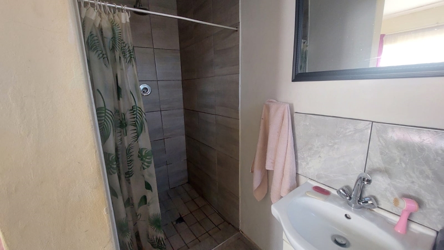4 Bedroom Property for Sale in Loumarina A H Gauteng
