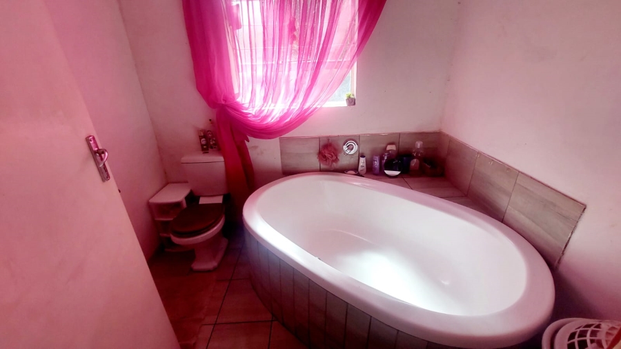 4 Bedroom Property for Sale in Loumarina A H Gauteng