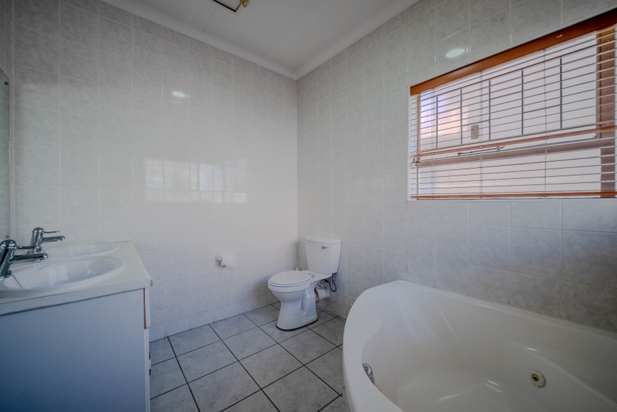 4 Bedroom Property for Sale in Rietvalleirand Gauteng