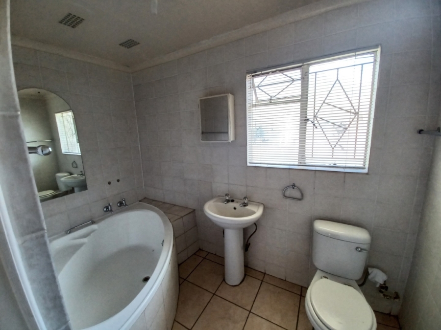 4 Bedroom Property for Sale in Vanderbijlpark CW 5 Gauteng