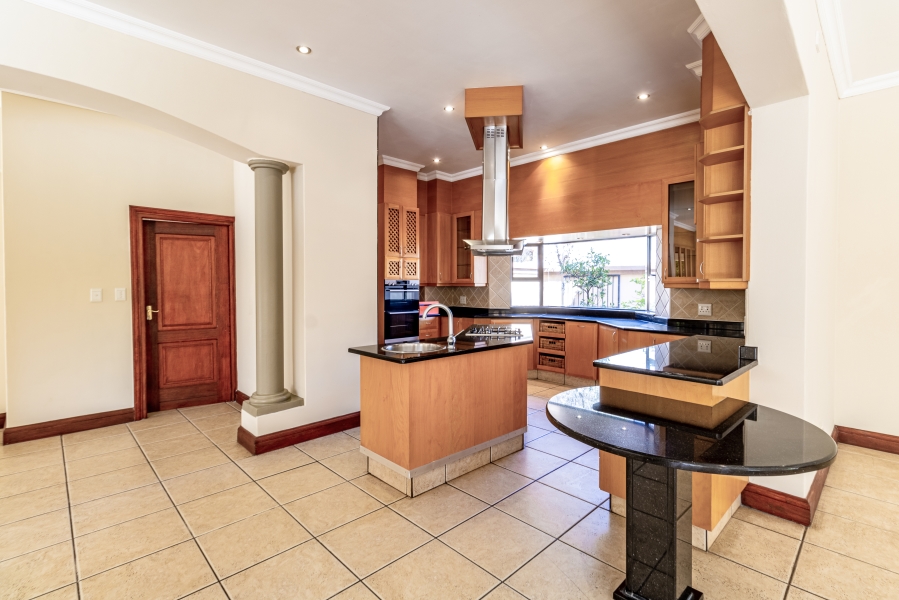 5 Bedroom Property for Sale in Silver Lakes Golf Estate Gauteng