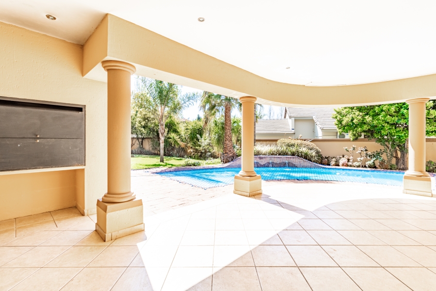 5 Bedroom Property for Sale in Silver Lakes Golf Estate Gauteng