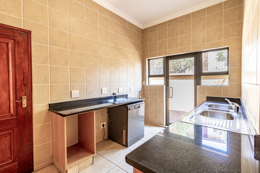 5 Bedroom Property for Sale in Silver Lakes Golf Estate Gauteng