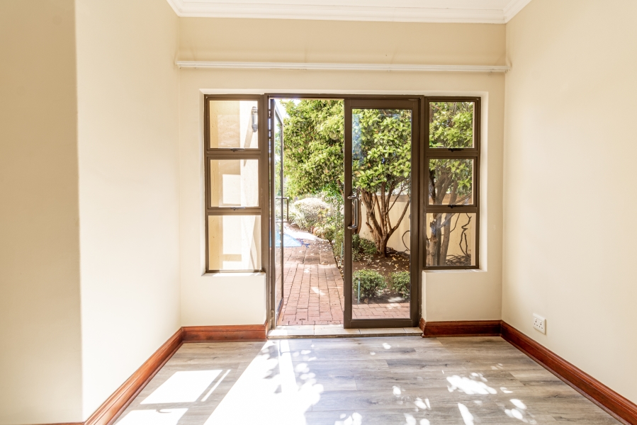 5 Bedroom Property for Sale in Silver Lakes Golf Estate Gauteng