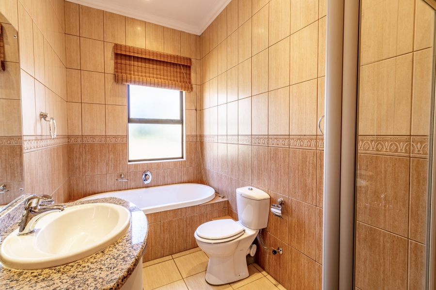 5 Bedroom Property for Sale in Silver Lakes Golf Estate Gauteng