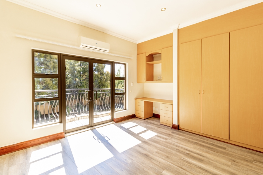 5 Bedroom Property for Sale in Silver Lakes Golf Estate Gauteng