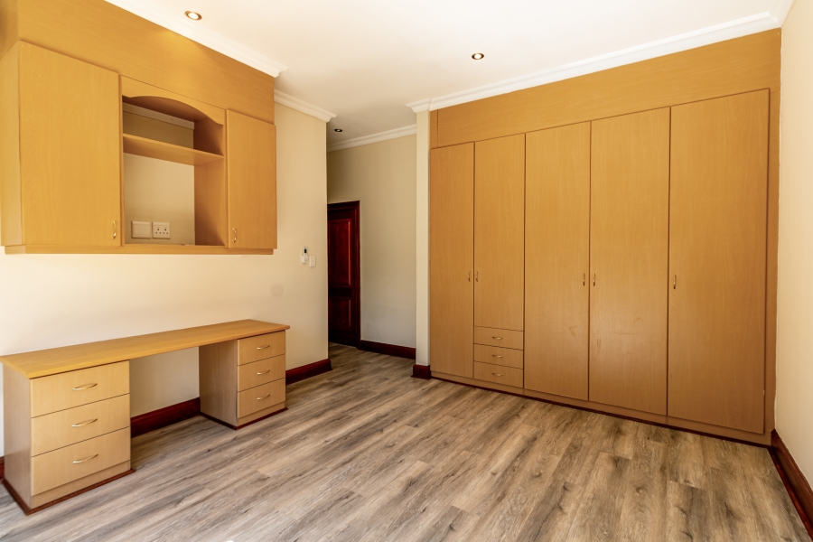 5 Bedroom Property for Sale in Silver Lakes Golf Estate Gauteng