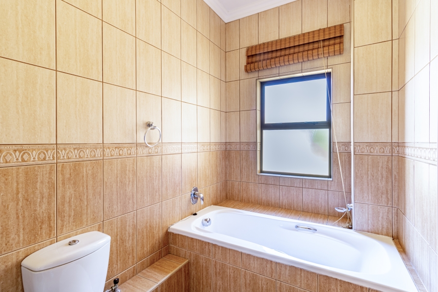 5 Bedroom Property for Sale in Silver Lakes Golf Estate Gauteng