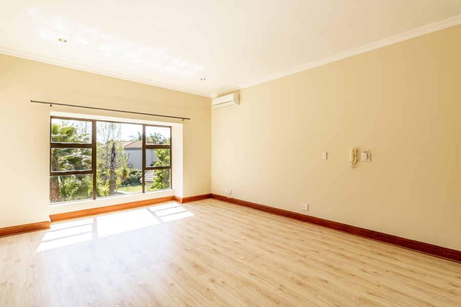 5 Bedroom Property for Sale in Silver Lakes Golf Estate Gauteng