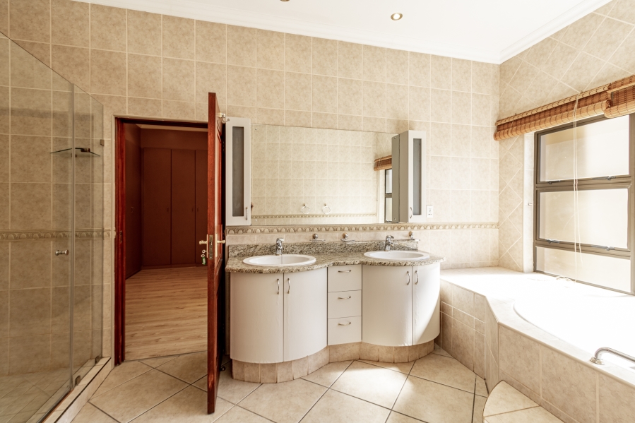 5 Bedroom Property for Sale in Silver Lakes Golf Estate Gauteng