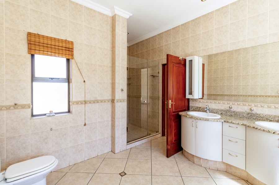 5 Bedroom Property for Sale in Silver Lakes Golf Estate Gauteng
