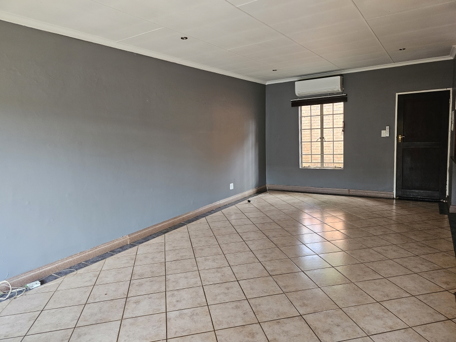 To Let 2 Bedroom Property for Rent in Monavoni Gauteng