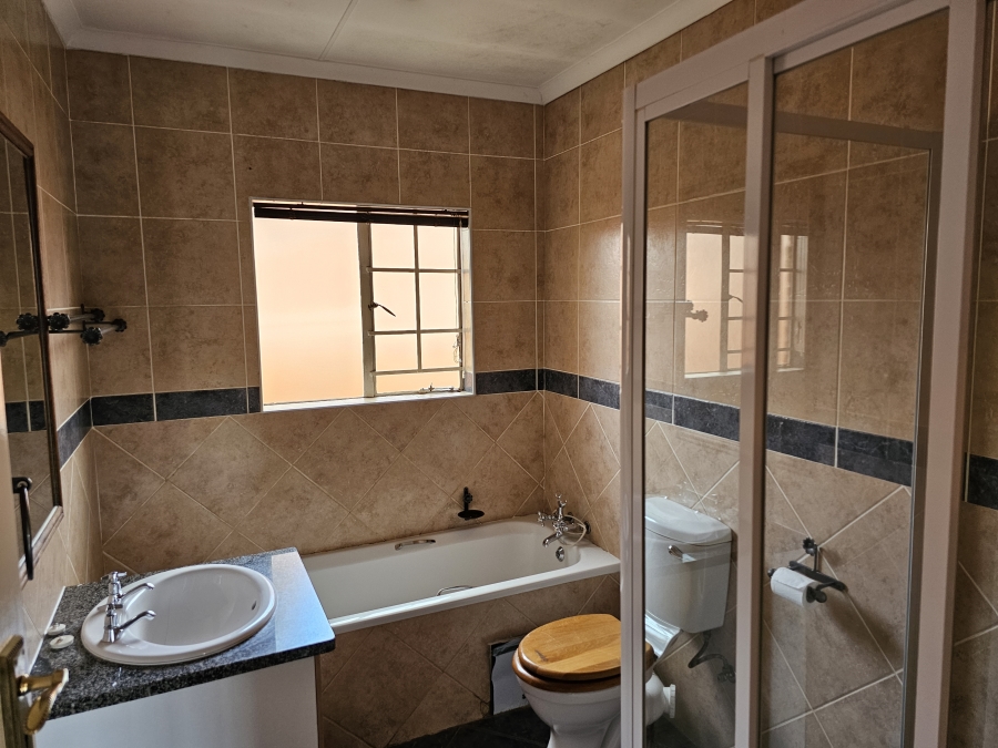 To Let 2 Bedroom Property for Rent in Monavoni Gauteng
