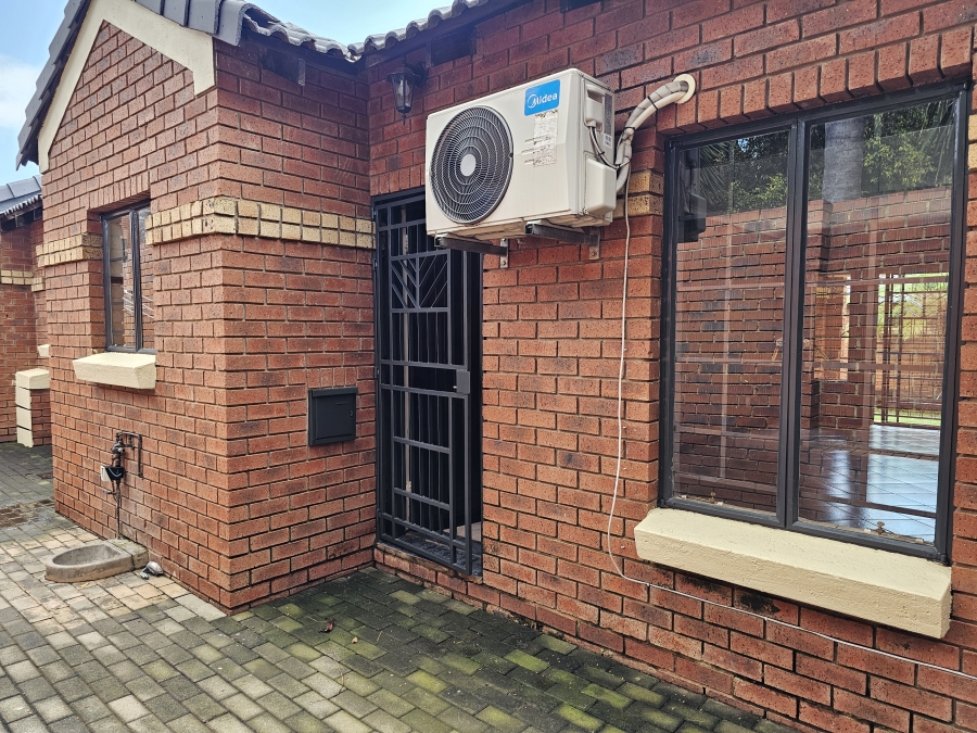 To Let 2 Bedroom Property for Rent in Monavoni Gauteng