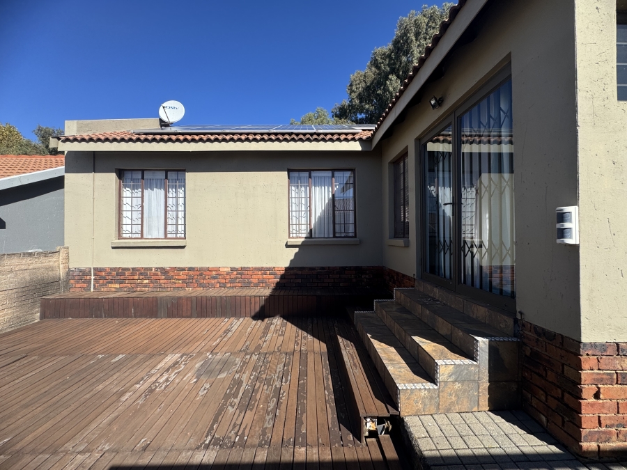 To Let 3 Bedroom Property for Rent in Albemarle Gauteng