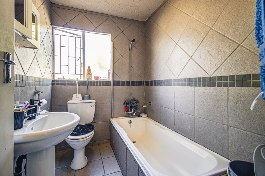 2 Bedroom Property for Sale in Glen Marais Gauteng