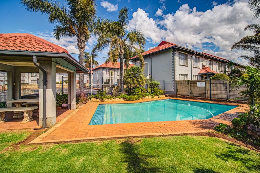 2 Bedroom Property for Sale in Glen Marais Gauteng